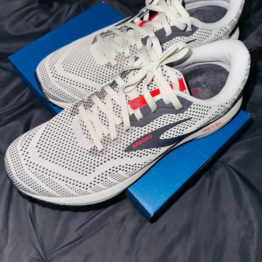 Brooks Athletic Shoe - Picture 3 of 4